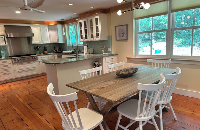 Quiet Edgartown vacation home - 10 minutes from door to beach chair!