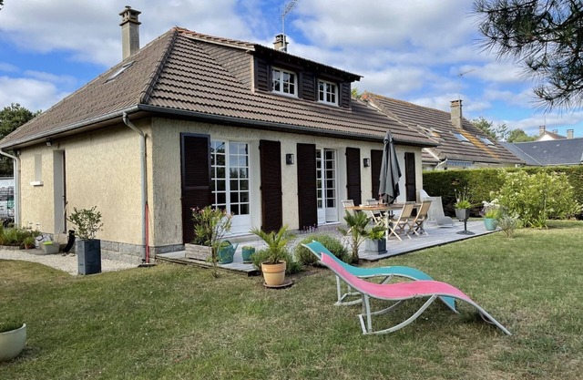 Quiet Escape: Cozy Beach House with Terrace, Sleeps 8