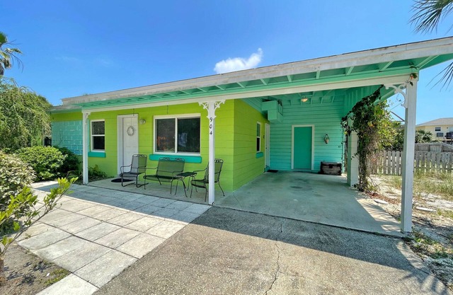 Quiet Florida-style Cottage w/Modern Conveniences. Doggies Welcome