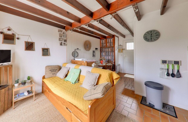 Quiet getaway with swimming pool, 400m from the beach