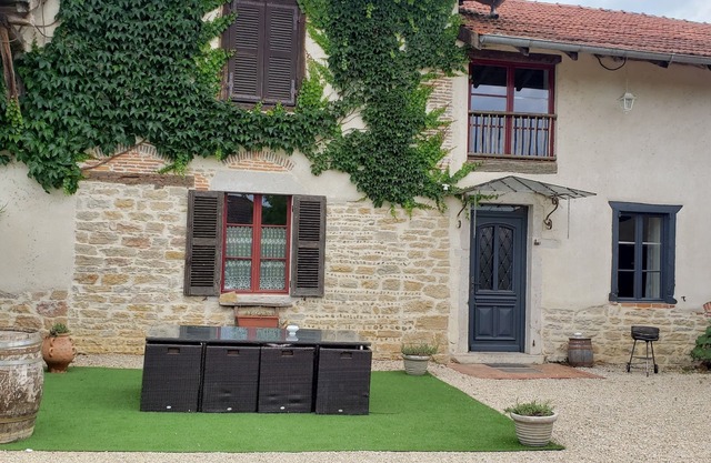 Quiet gîte close to footpaths and mountain bike trails