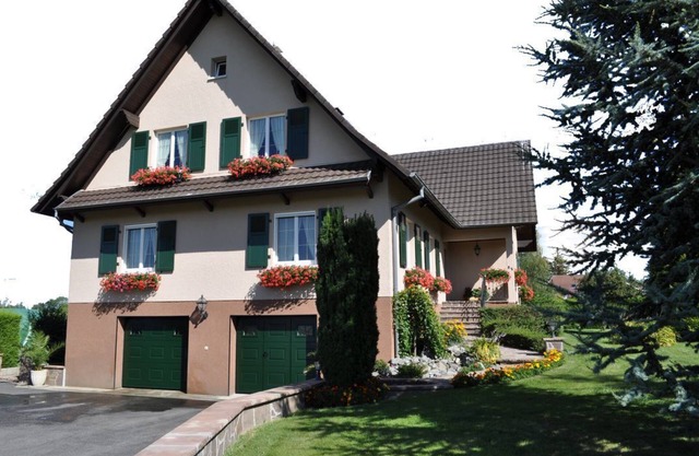 Quiet gite in a cul-de-sac, pets welcome by prior arrangement.