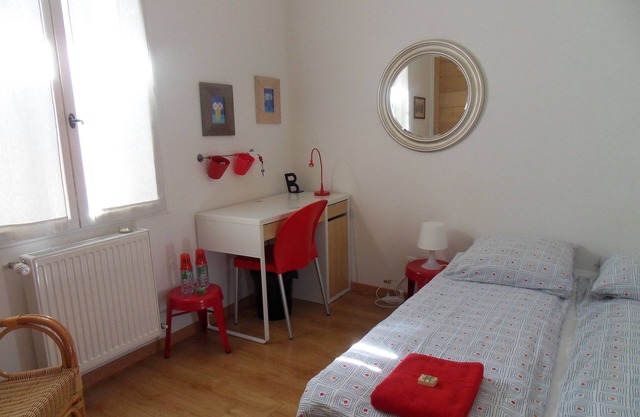 QUIET GROUND-FLOOR ROOM IN A HOUSE