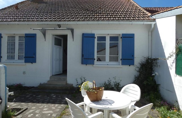 Quiet house in Notre-Dame-de-Monts, 400m from beach, pets allowed