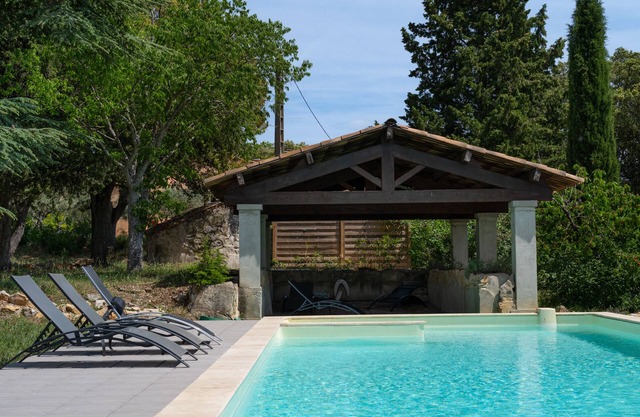 Quiet house surrounded by olive trees, ideal for spa treatments and vacations.