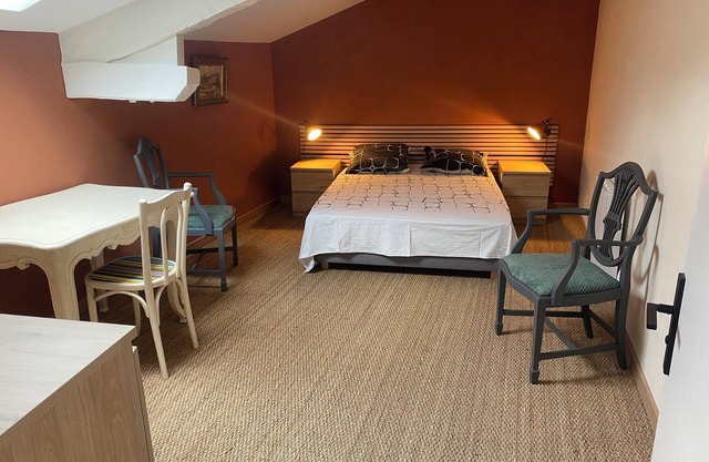 Quiet house surrounded by vineyards and overlooking the château.