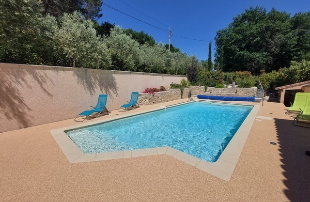 Quiet house with garden and pool