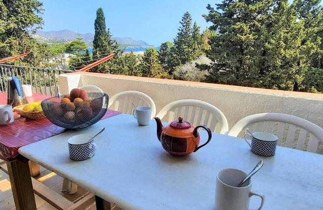 Quiet house with garden, 4 bedrooms, near the beach in Llançà