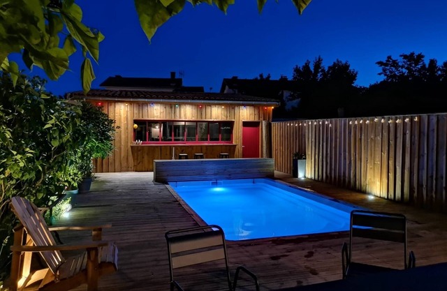 Quiet house with swimming pool near Bordeaux center