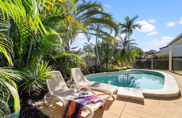 Quiet location, private pool, pet friendly, walk to river, shops & cafes