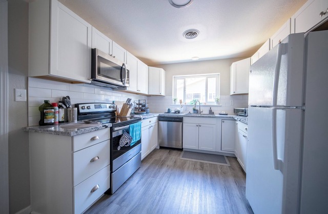 Quiet Modern Retreat Next to Sutter, Doctors, Shopping