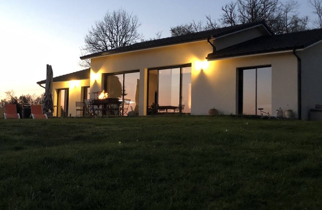 Quiet modern villa with breathtaking views just minutes from Périgueux