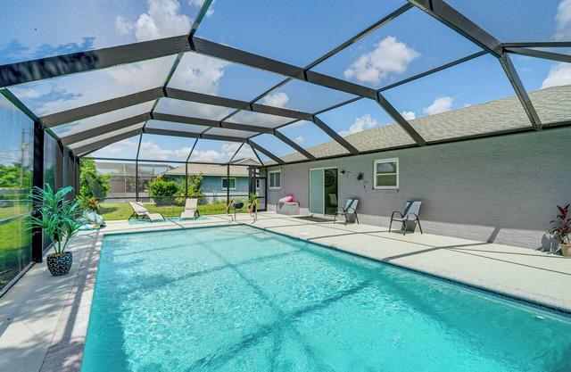 Quiet Neighborhood! Poolside Oasis in Cape Coral