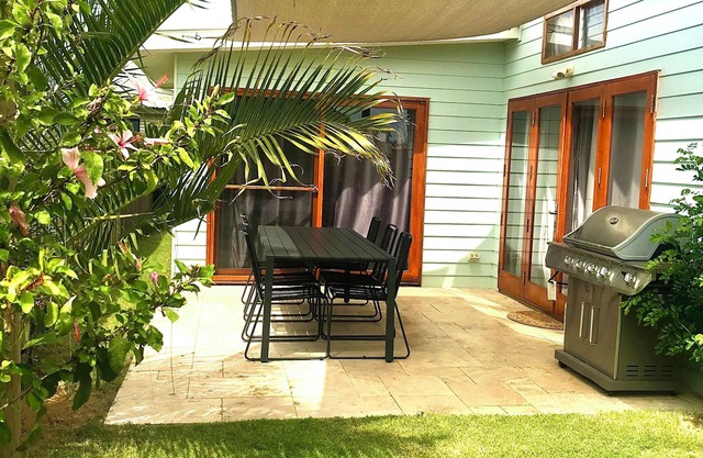 Quiet Oasis, Walk to the Beach and cafes. Stylish and Modern
