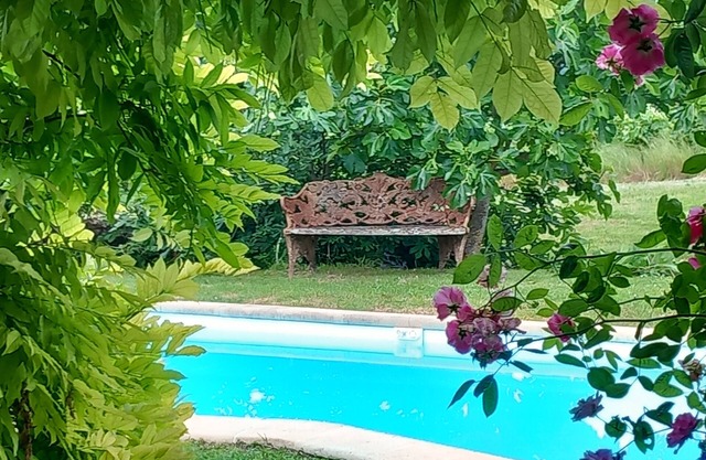 Quiet, peaceful, house for two, near St-Emilion. Private pool. WiFi.