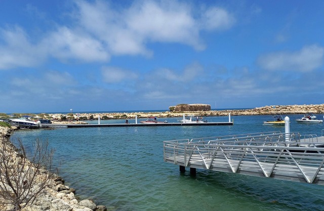Quiet, Pet-Friendly Beach Retreat - 2 Minutes walk to the Beach.