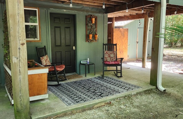 Quiet private 1 bdrm apt w/hot tub blocks from beach/boat launch
