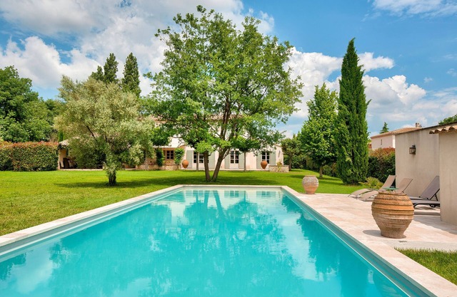 Quiet Provencal farmhouse with large swimming pool in Aix en Provence.