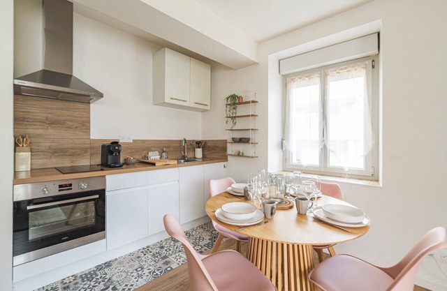 Quiet, spacious apartment near Reims-Cormontreuil shops