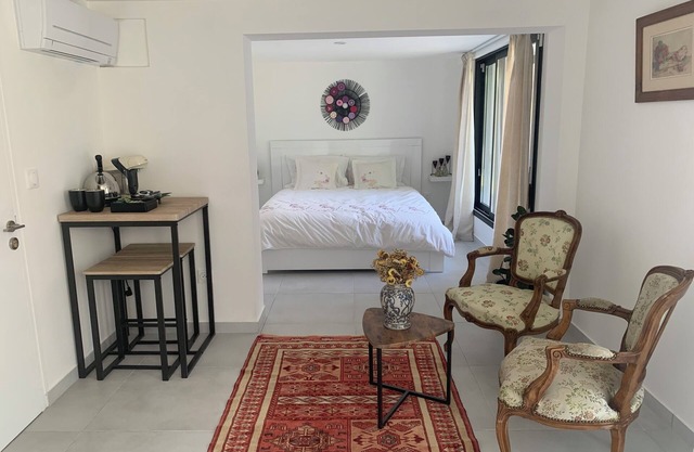 Quiet studio near RER station