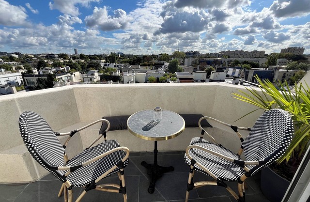 Quiet, sunny apartment with exceptional view of Paris - sleeps 4