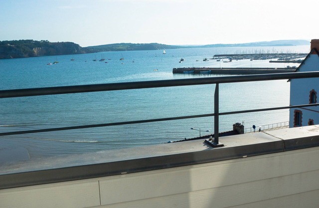 Quiet top floor flat with sea view