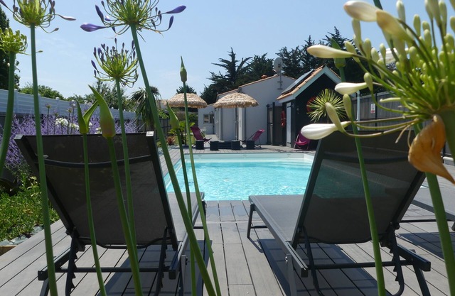Quiet villa. Swimming pool, terrace, garden, 4 bathrooms. Beach and bike paths.
