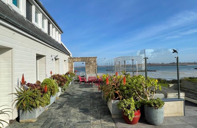 Quiet villa directly by the sea own beach access