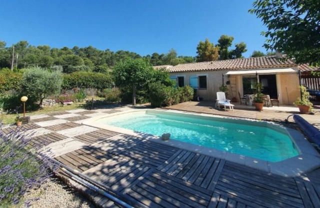 Quiet villa with swimming pool in Sillans-la-cascade