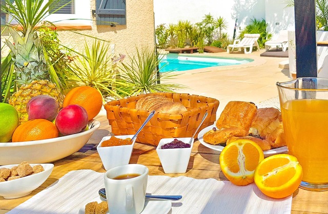 Quiet villa with swimming pool and private garden. Beach and village 800 m'away