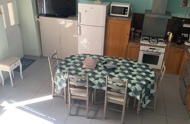 Quiet village house with tropezian terrace 15 minutes from the beach