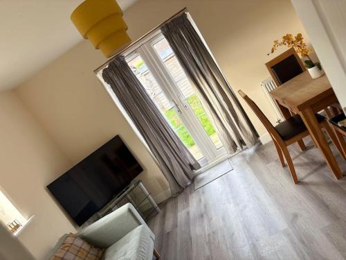 Quiet Yellow Rest House Sleeps 5