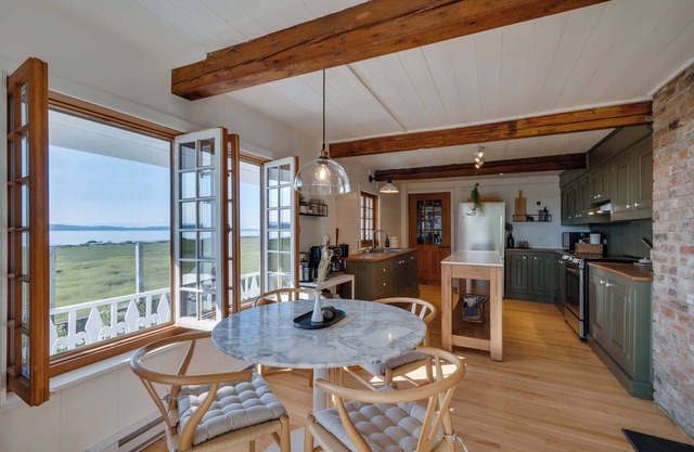 Quietude by the River - La dependance sur les battures