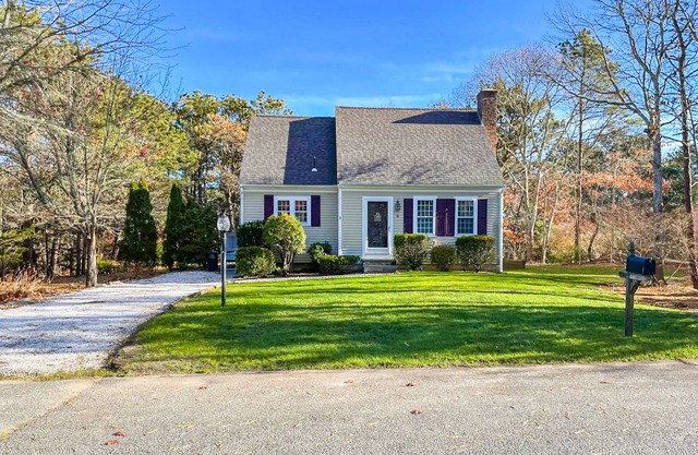 Quintessential Cape Cod Home. Beautiful Beaches, Chip Shot to Golf and Town