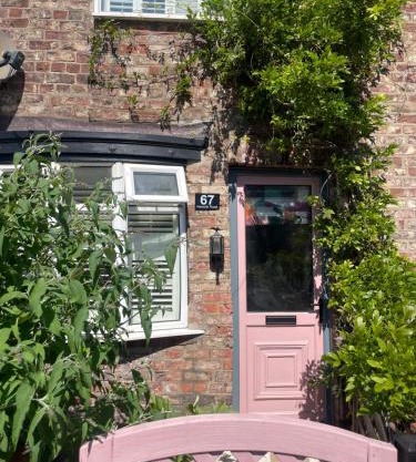 Quirky little end of terrace