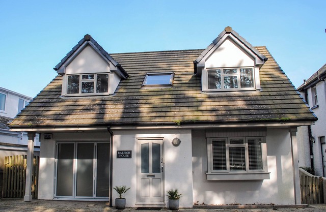 RALEIGH HOUSE, pet friendly, with a garden in Salcombe