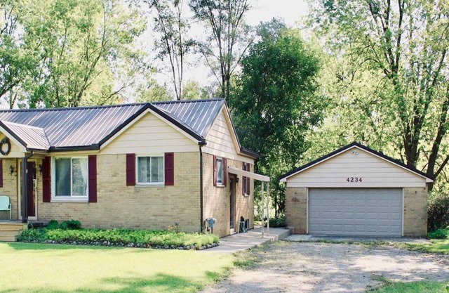 Ranch in country. 3 bed 2 bath, beautiful 1 acre. Long short term available