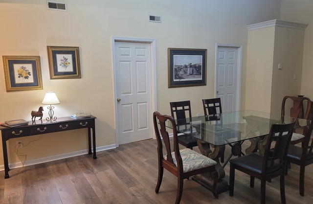 Ranch Style Spacious 3 Bedrooms w/Jacuzzi tub