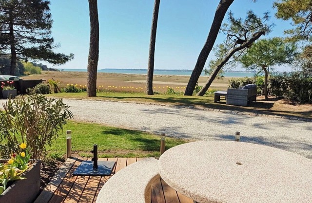 Rare! 170m2 waterfront villa with swimming pool in private cul-de-sac.