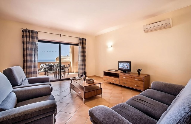 Rare Find! Comfortable 2BR with Kitchen, 3 Swimming Pools, Free Parking!