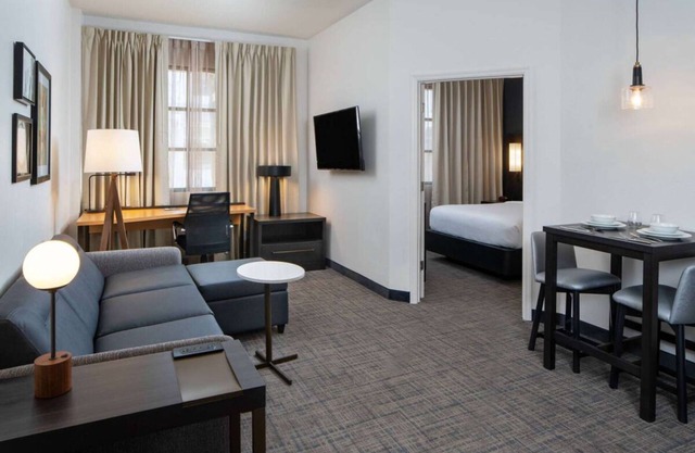 Rare Find, Relaxing Suite with Outdoor Pool and Full Kitchen, Free Breakfast!