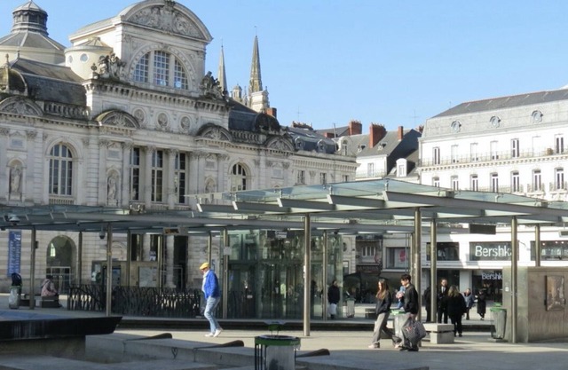 Rare in ANGERS. Heart of town 2bedrooms 2bathrooms 2wc+ Parking