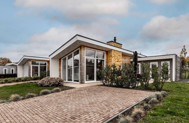 Ravenbosch - Bath & Fireplace surround