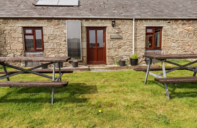 RAVENS CROFT, family friendly, character holiday cottage in Lanivet