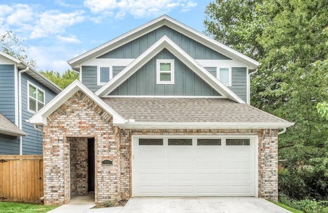 Razorback Getaway ~ Spacious Retreat Near Campus