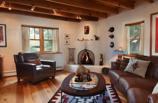 READ OUR REVIEWS! Enchanting art-filled adobe, lush gardens, easy walk to Plaza