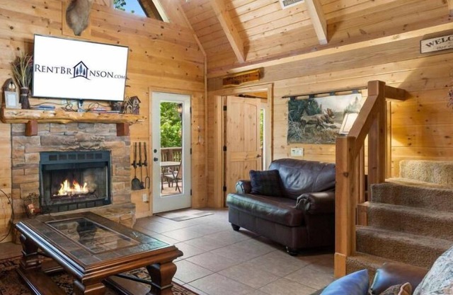 Real Log Cabin-HotTub, Loft, Near Big Cedar, Dog Friendly, Free Daily Attractions Tickets!