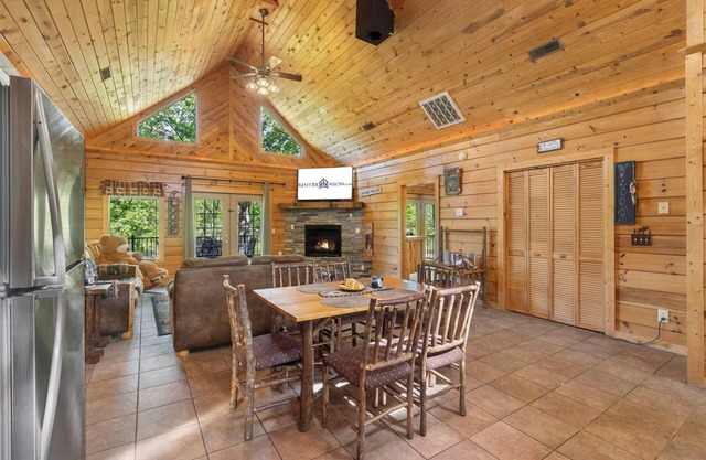 Real LogCabin- Near Big Cedar! Private Hot Tub & Grill! Huge Deck Car Charger