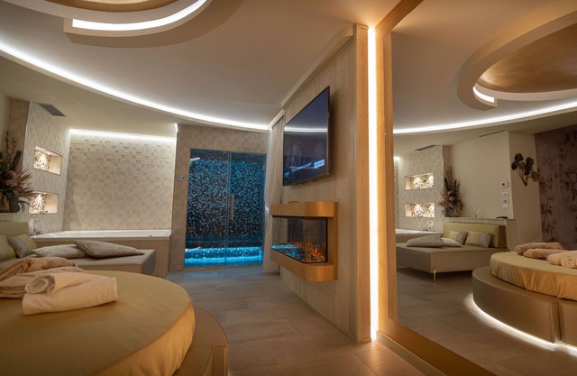 Rebecca Suite - Suite with private whirlpool tub and steam room