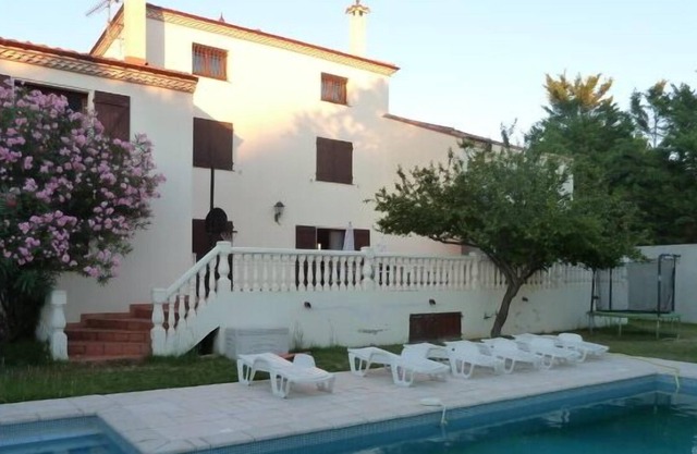 Recent 400 m² villa sleeps up to 21 with pool and sports room in Hérault